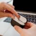 Не работает один беспроводной наушник правый или левый — что делать?