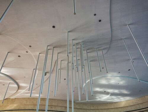 Монтаж подвесного потолка типа армстронг в офисе