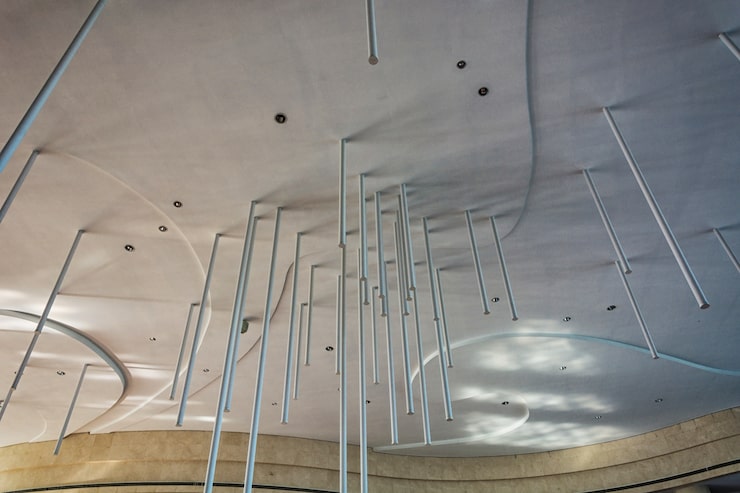 Монтаж подвесного потолка типа армстронг в офисе