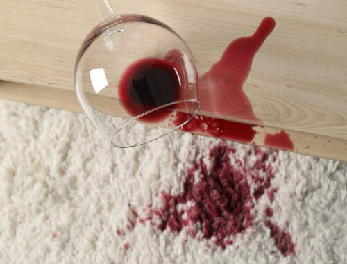 Как отстирать пятна от красного вина: 5 проверенных способов.